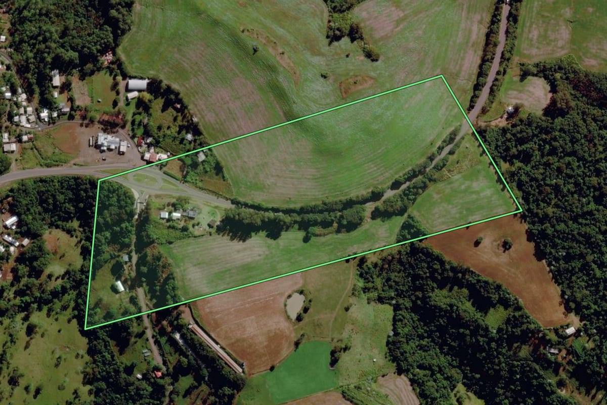 Imagem de satélite do imóvel rural em Iraceminha (SC), com o contorno declarado no CAR desenhado por cima.