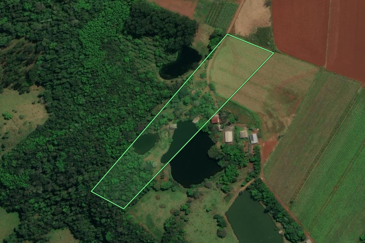 Imagem de satélite do imóvel rural em Iraceminha (SC), com o contorno declarado no CAR desenhado por cima.