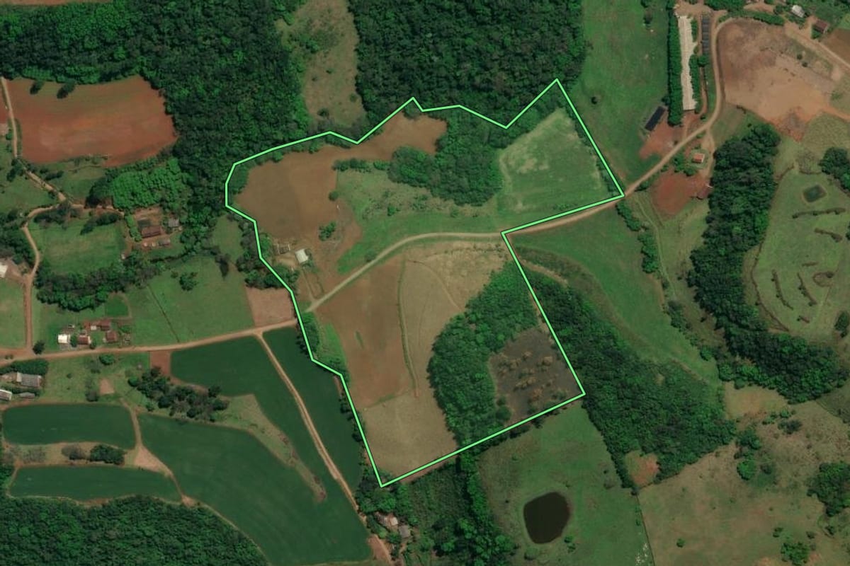 Imagem de satélite do imóvel rural em Iraceminha (SC), com o contorno declarado no CAR desenhado por cima.