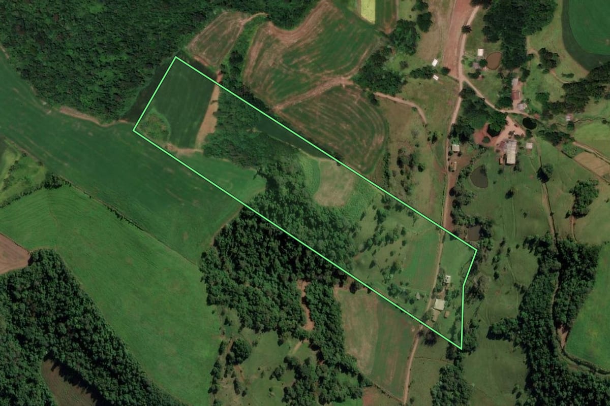 Imagem de satélite do imóvel rural em Iraceminha (SC), com o contorno declarado no CAR desenhado por cima.