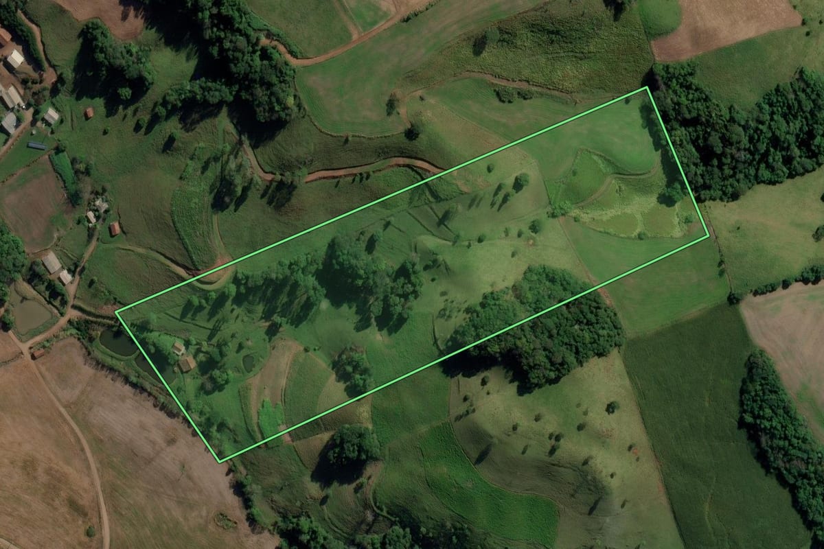 Imagem de satélite do imóvel rural em Iraceminha (SC), com o contorno declarado no CAR desenhado por cima.