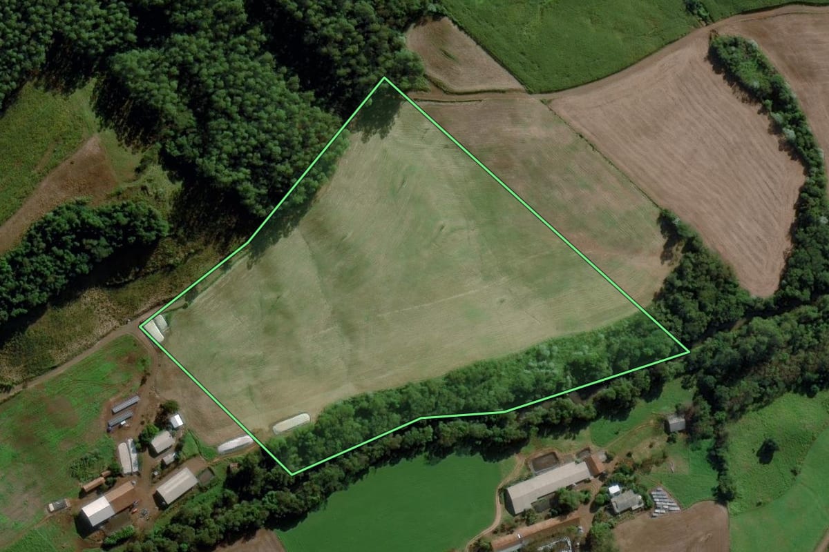 Imagem de satélite do imóvel rural em Iraceminha (SC), com o contorno declarado no CAR desenhado por cima.