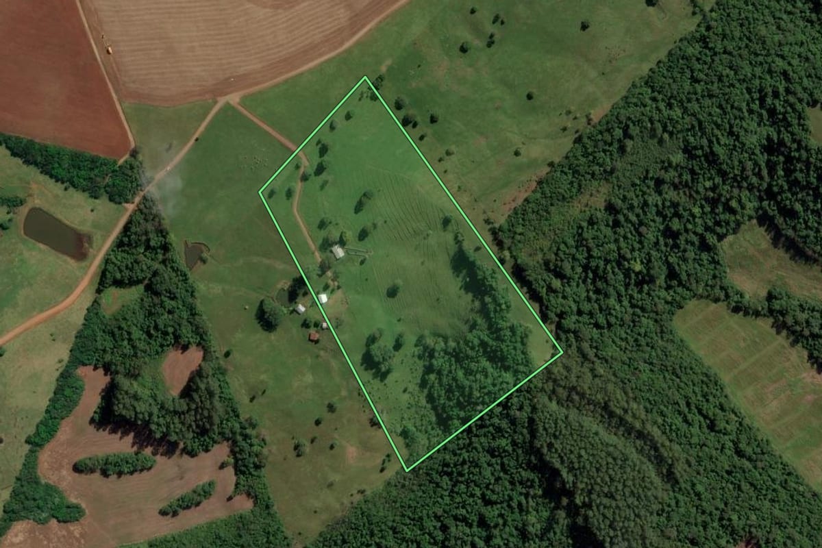 Imagem de satélite do imóvel rural em Iraceminha (SC), com o contorno declarado no CAR desenhado por cima.