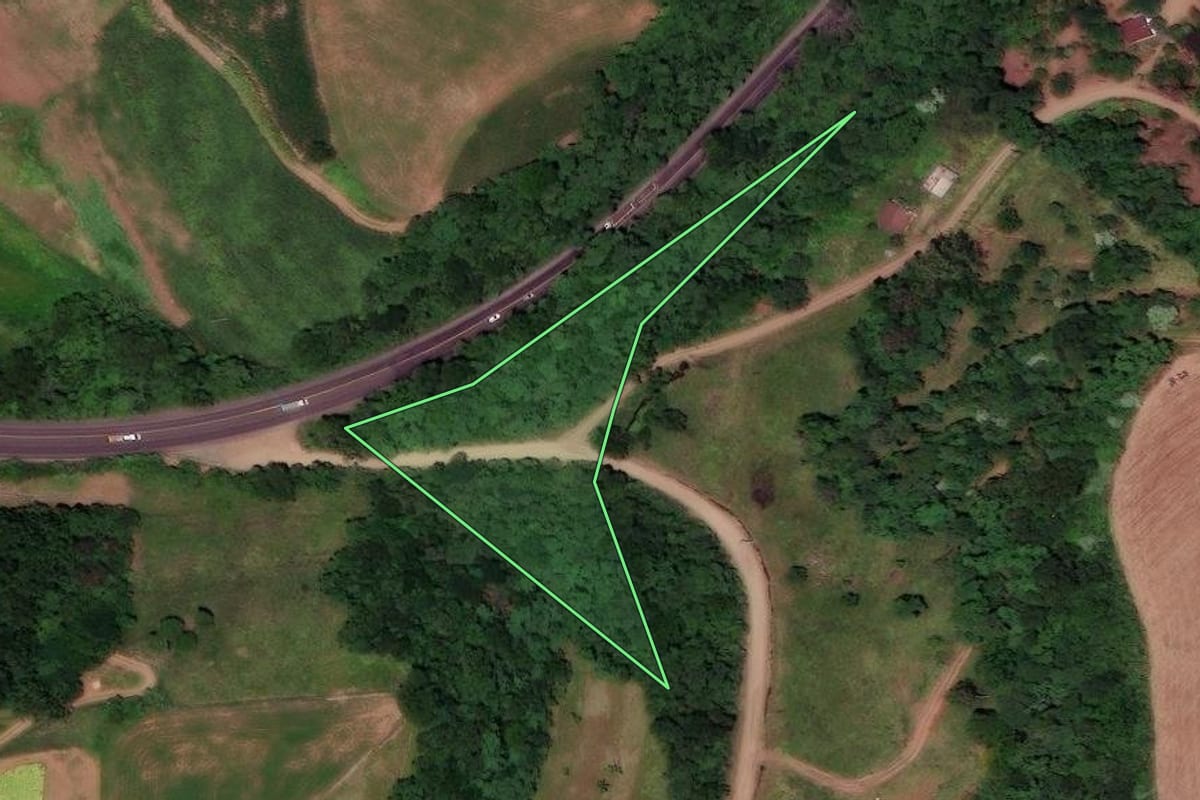 Imagem de satélite do imóvel rural em Iraceminha (SC), com o contorno declarado no CAR desenhado por cima.