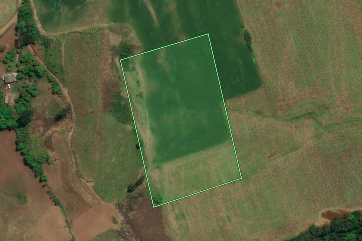 Imagem de satélite do imóvel rural em Iraceminha (SC), com o contorno declarado no CAR desenhado por cima.