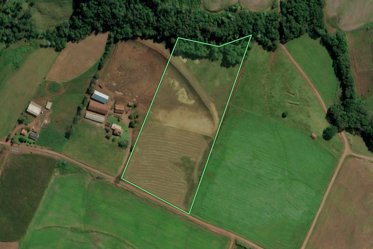Imagem de satélite do imóvel rural em Iraceminha (SC), com o contorno declarado no CAR desenhado por cima.