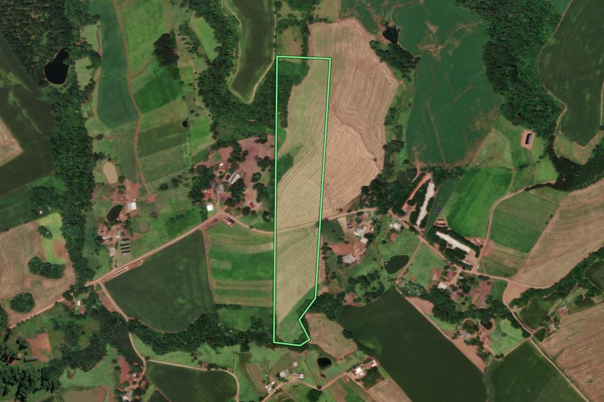 Imagem de satélite do imóvel rural em Iraceminha (SC), com o contorno declarado no CAR desenhado por cima.