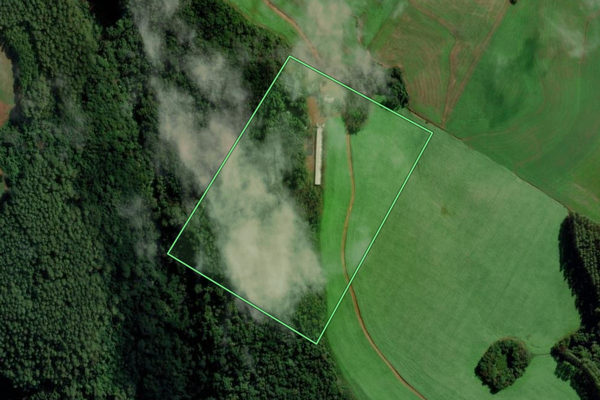Imagem de satélite do imóvel rural em Iraceminha (SC), com o contorno declarado no CAR desenhado por cima.