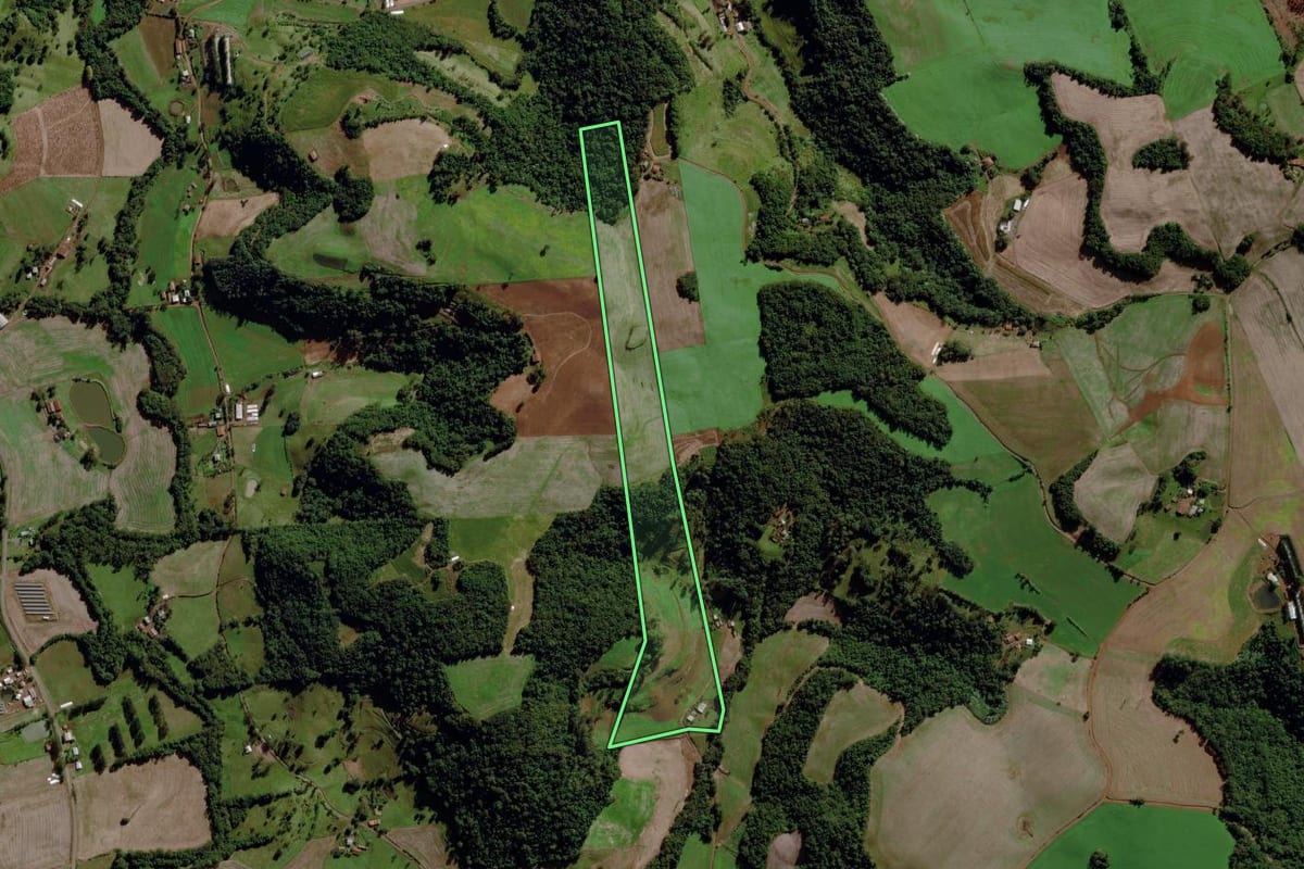Imagem de satélite do imóvel rural em Iraceminha (SC), com o contorno declarado no CAR desenhado por cima.