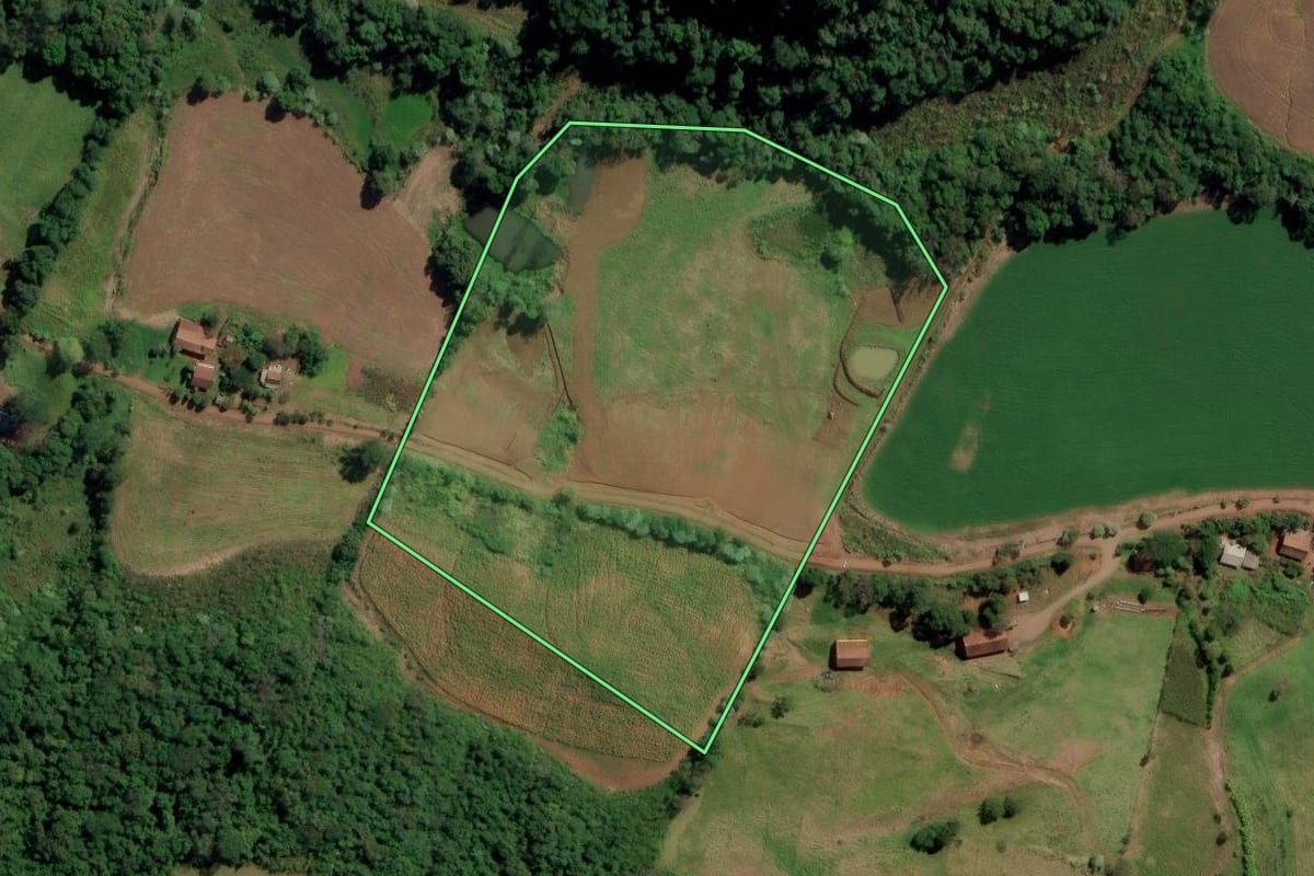 Imagem de satélite do imóvel rural em Iraceminha (SC), com o contorno declarado no CAR desenhado por cima.