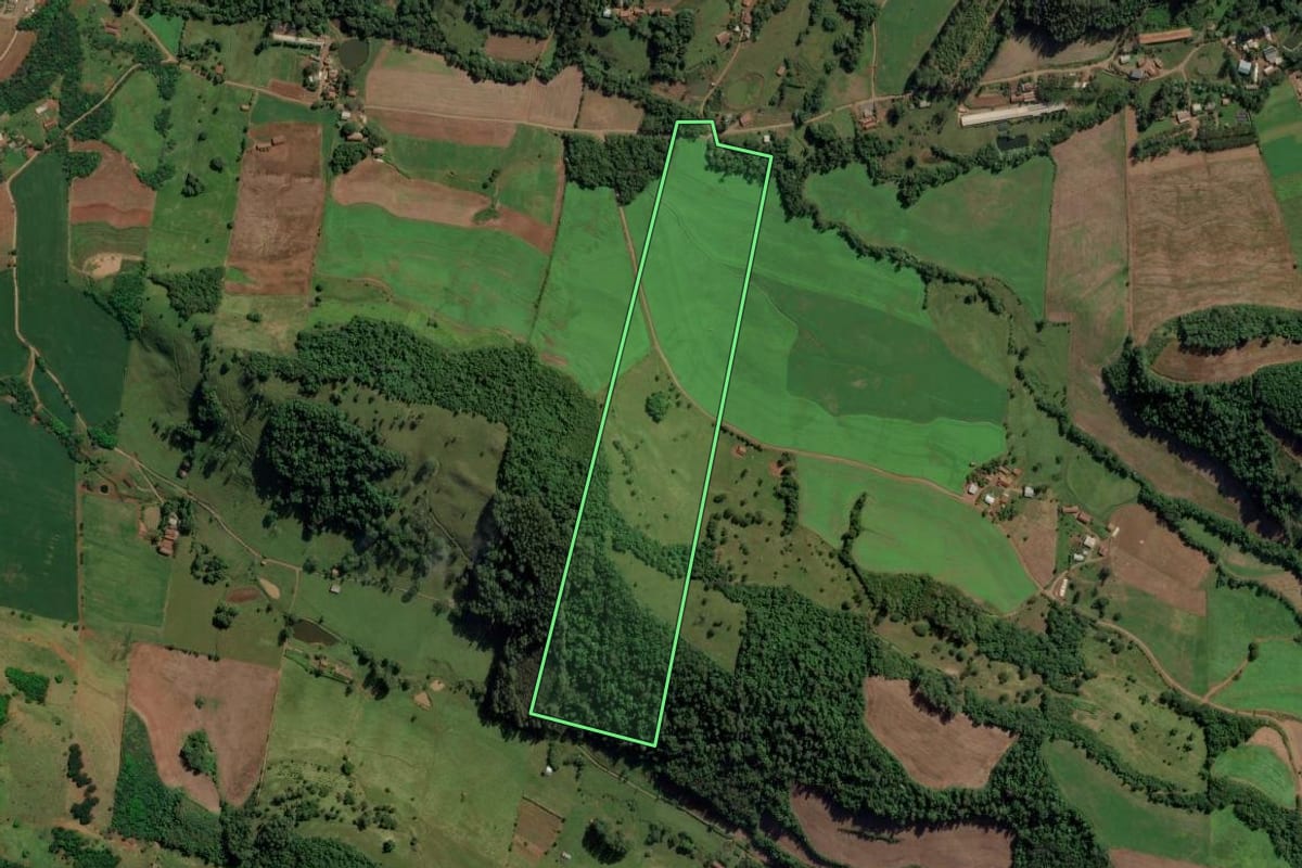Imagem de satélite do imóvel rural em Iraceminha (SC), com o contorno declarado no CAR desenhado por cima.