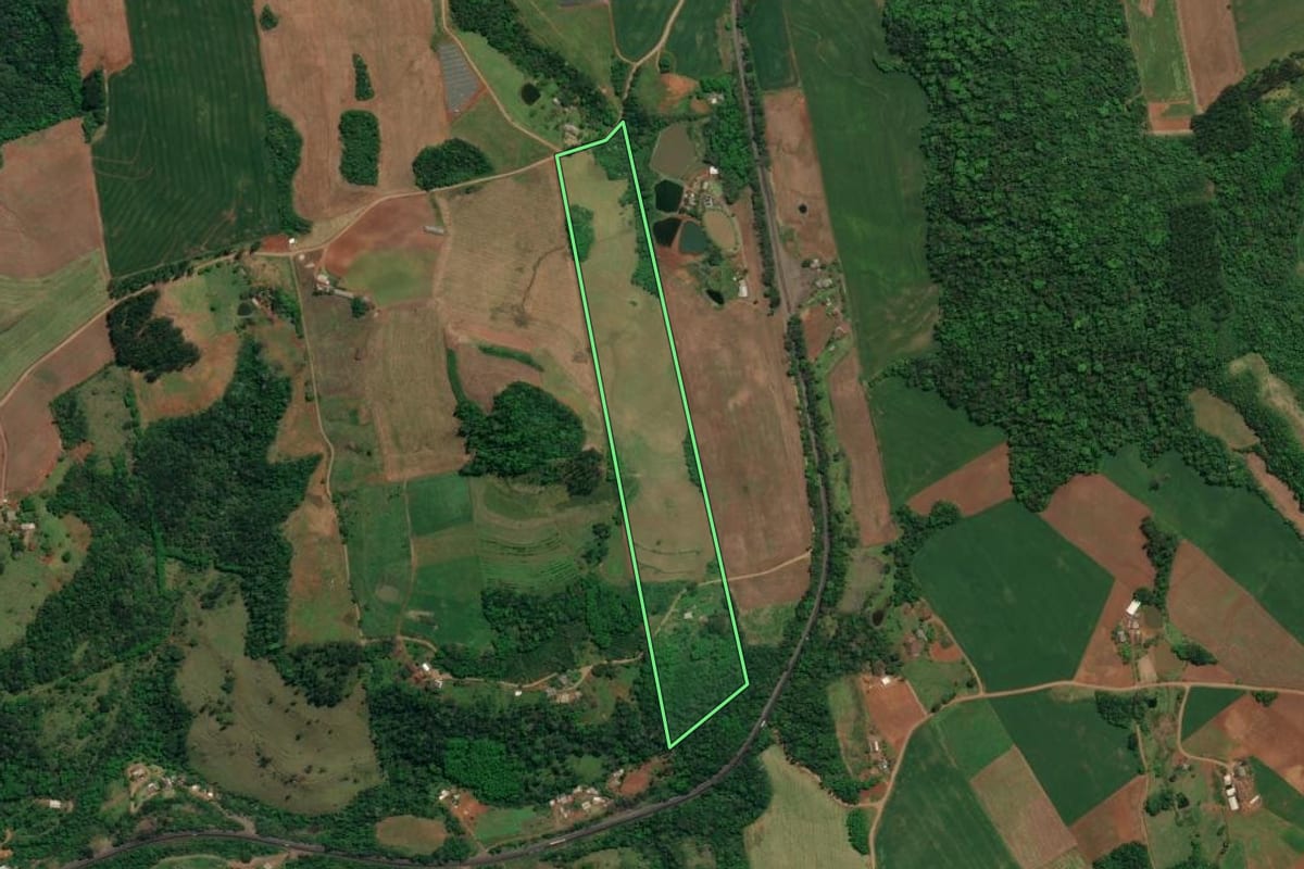 Imagem de satélite do imóvel rural em Iraceminha (SC), com o contorno declarado no CAR desenhado por cima.