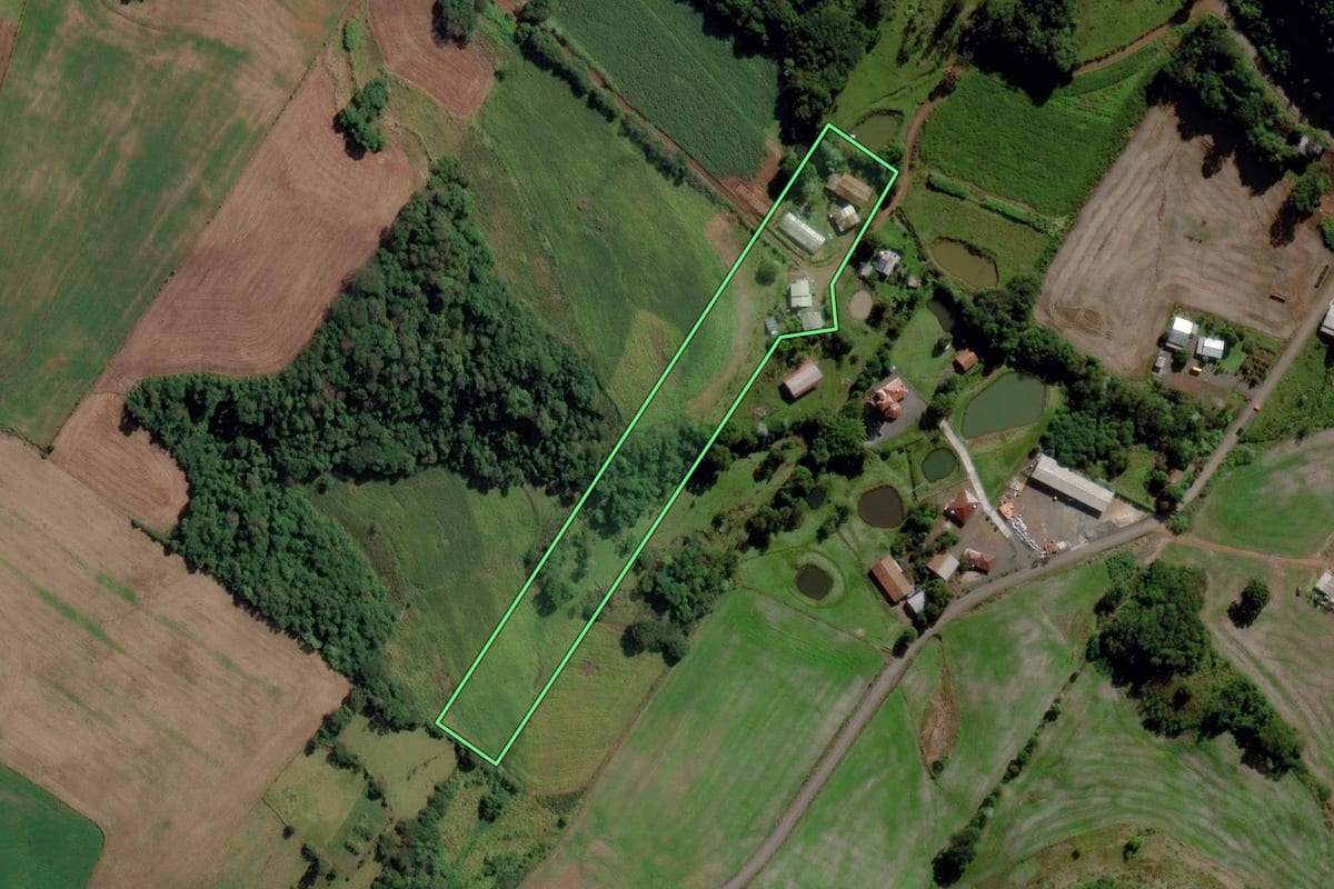 Imagem de satélite do imóvel rural em Iraceminha (SC), com o contorno declarado no CAR desenhado por cima.