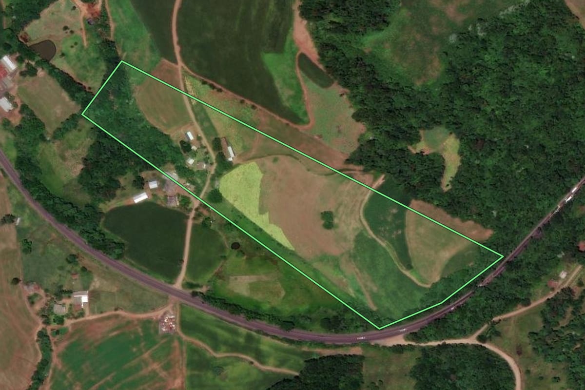 Imagem de satélite do imóvel rural em Iraceminha (SC), com o contorno declarado no CAR desenhado por cima.