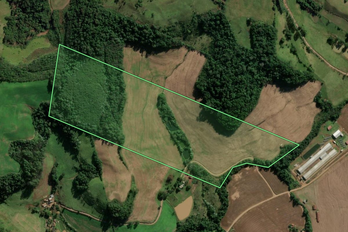 Imagem de satélite do imóvel rural em Iraceminha (SC), com o contorno declarado no CAR desenhado por cima.