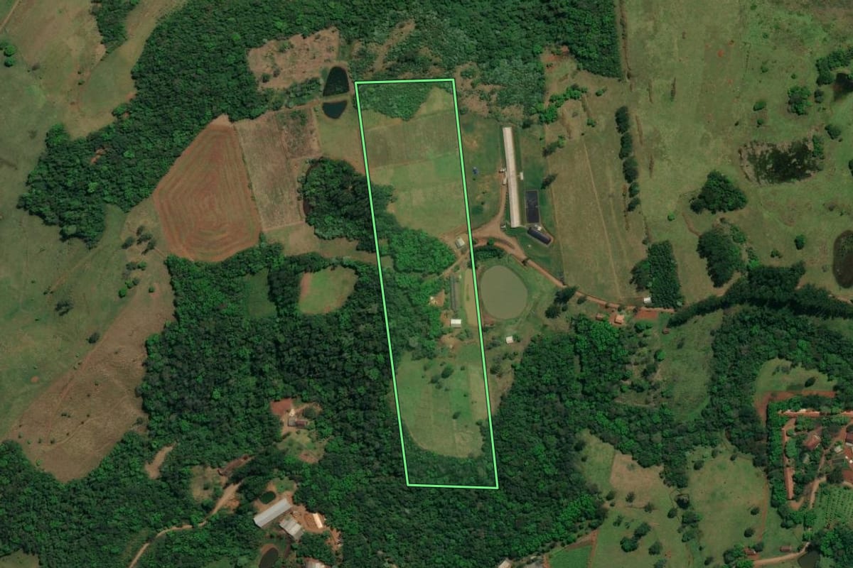 Imagem de satélite do imóvel rural em Iraceminha (SC), com o contorno declarado no CAR desenhado por cima.