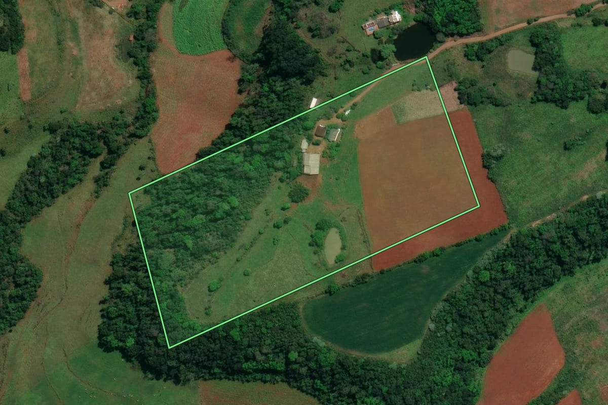 Imagem de satélite do imóvel rural em Iraceminha (SC), com o contorno declarado no CAR desenhado por cima.