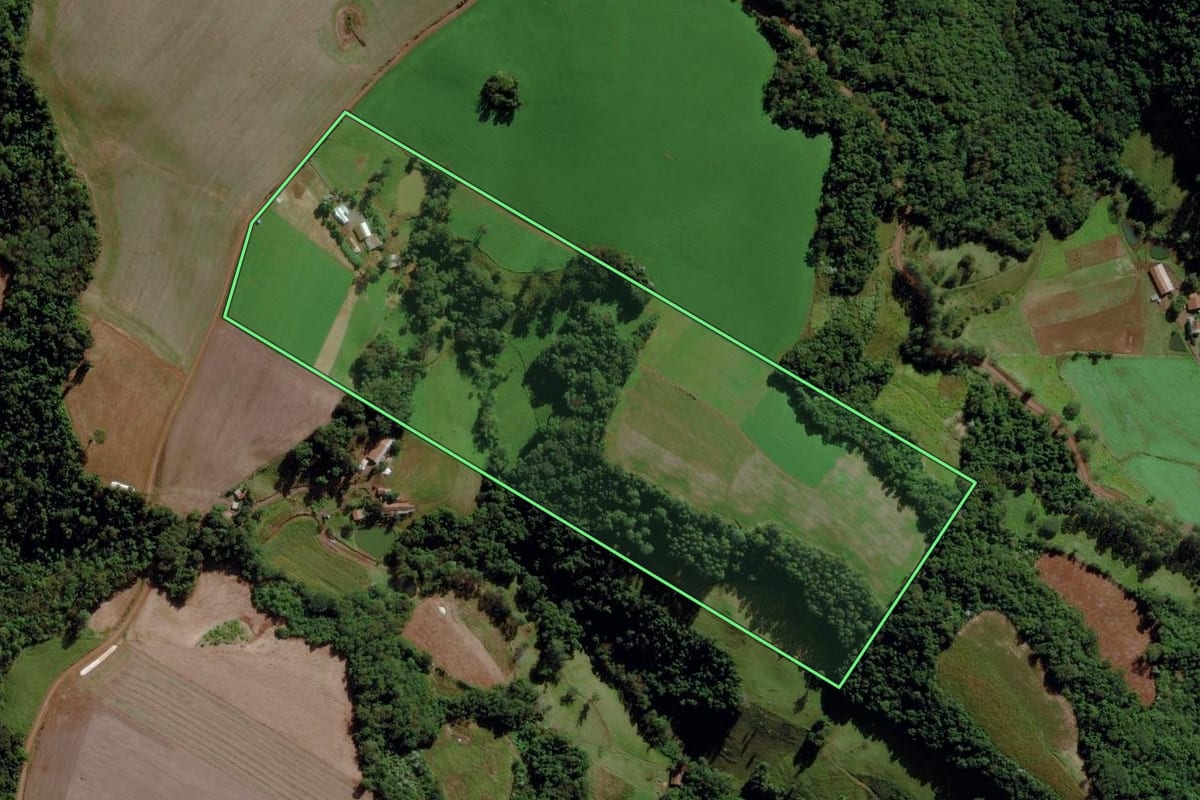 Imagem de satélite do imóvel rural em Iraceminha (SC), com o contorno declarado no CAR desenhado por cima.