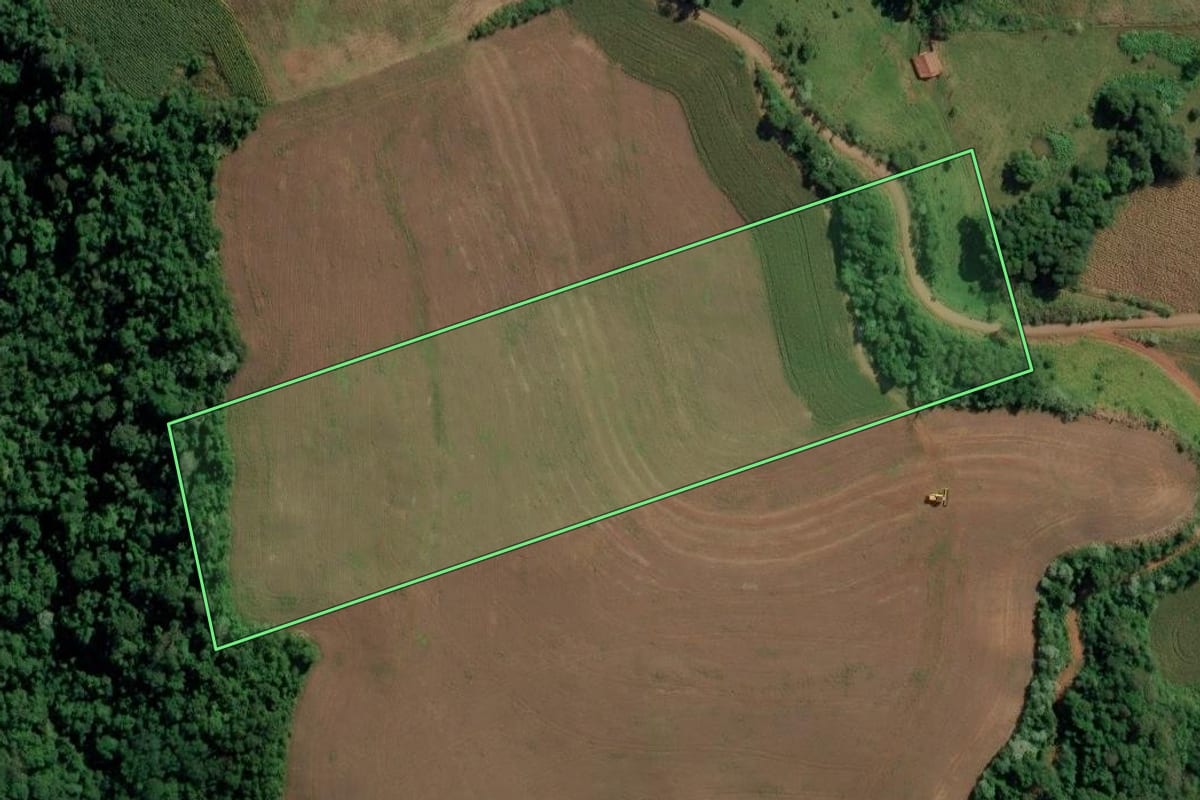 Imagem de satélite do imóvel rural em Iraceminha (SC), com o contorno declarado no CAR desenhado por cima.