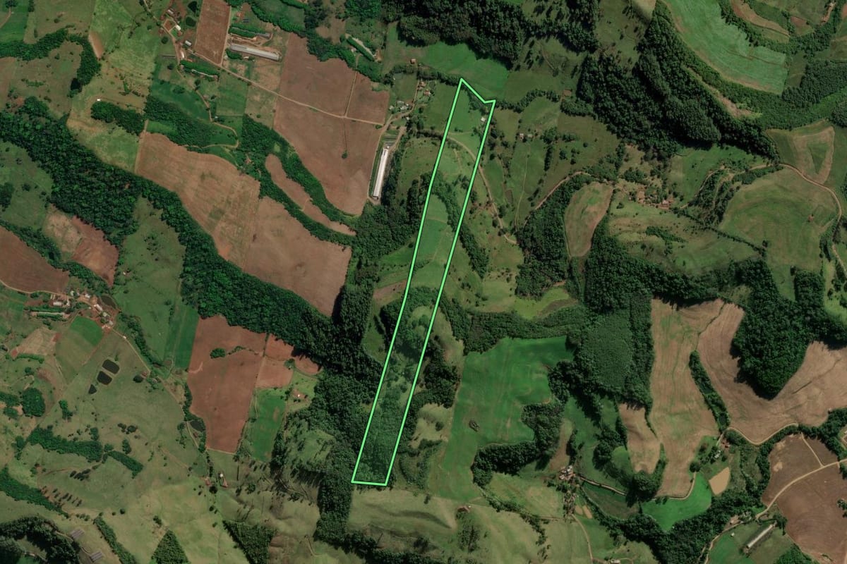 Imagem de satélite do imóvel rural em Iraceminha (SC), com o contorno declarado no CAR desenhado por cima.