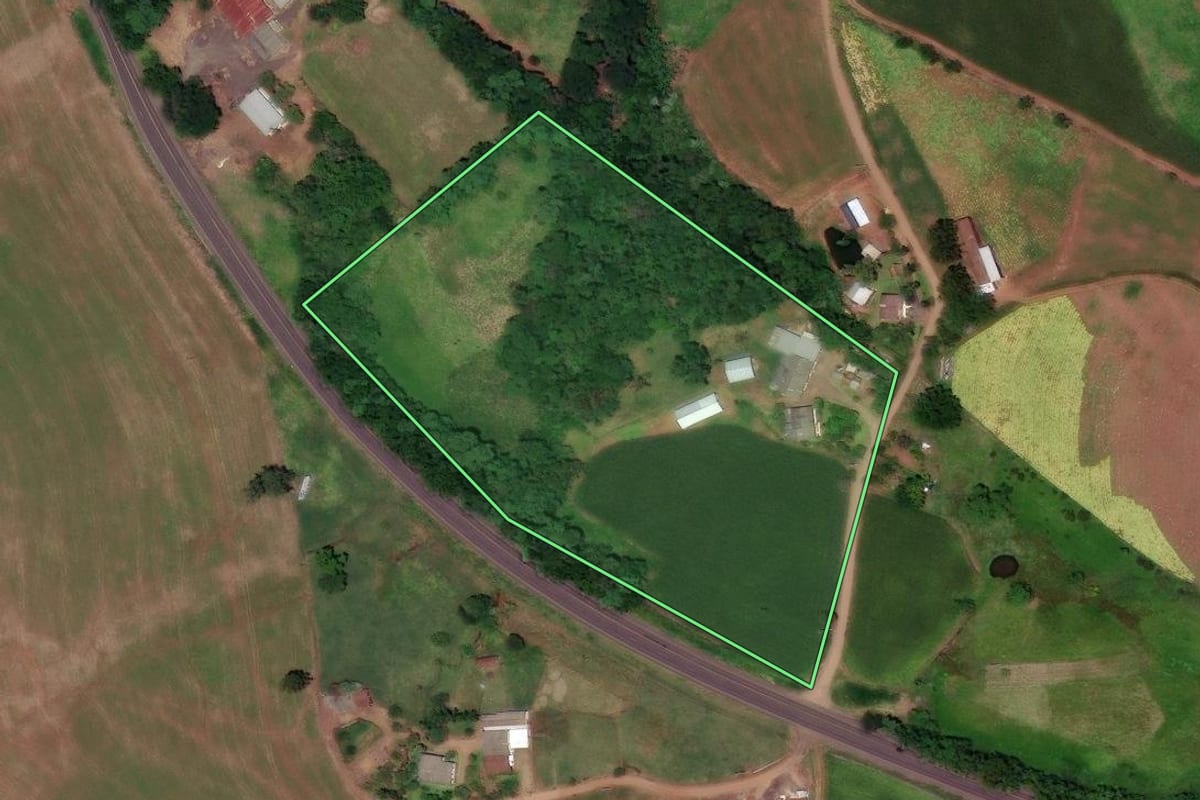 Imagem de satélite do imóvel rural em Iraceminha (SC), com o contorno declarado no CAR desenhado por cima.