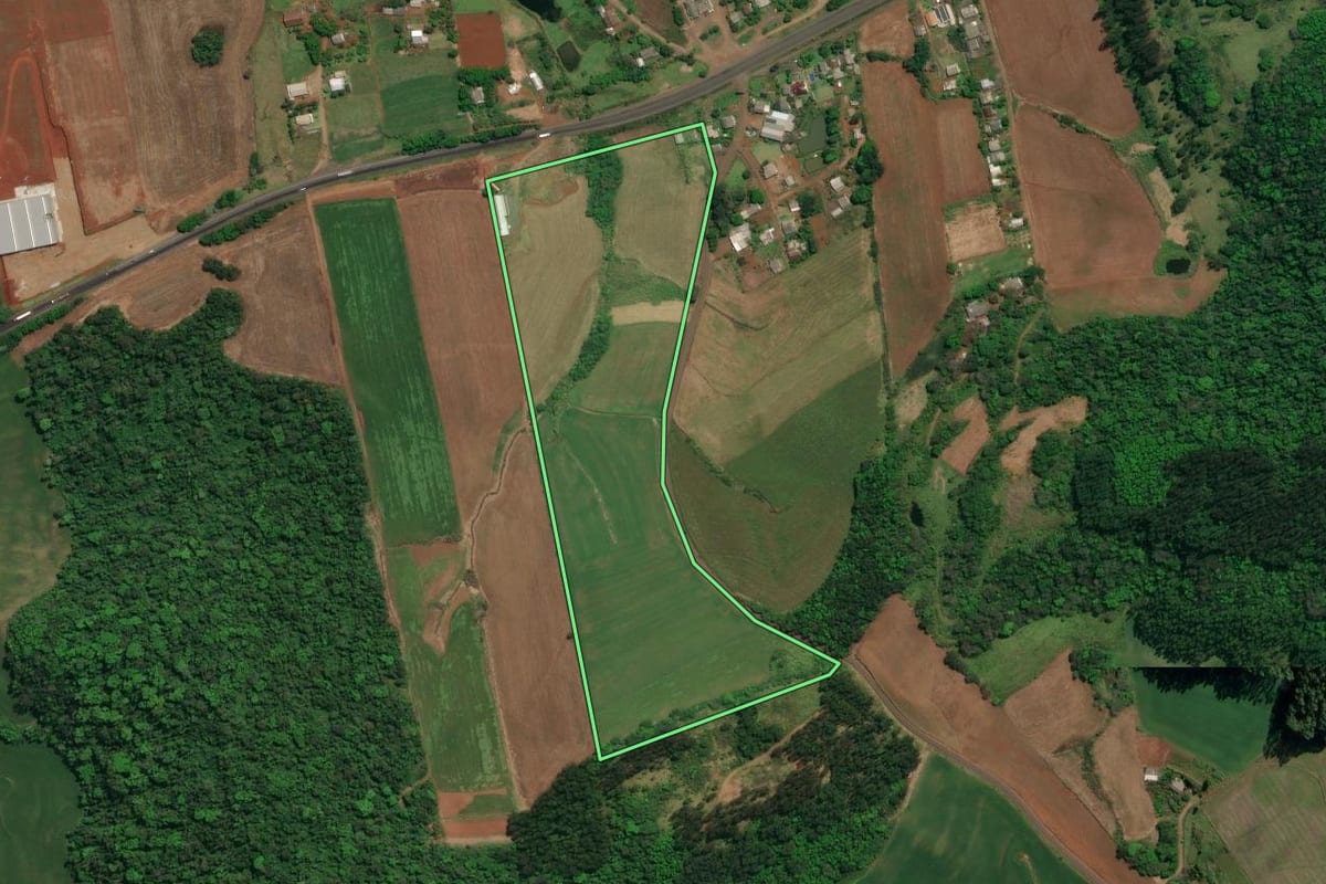 Imagem de satélite do imóvel rural em Iraceminha (SC), com o contorno declarado no CAR desenhado por cima.