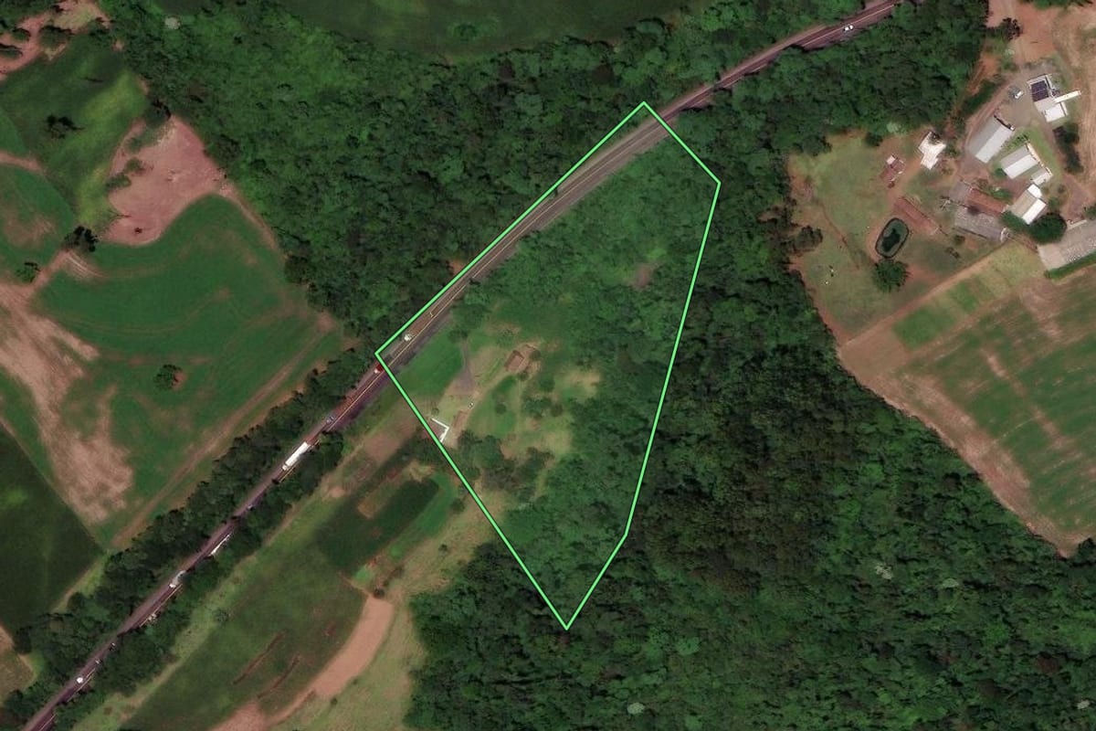Imagem de satélite do imóvel rural em Iraceminha (SC), com o contorno declarado no CAR desenhado por cima.