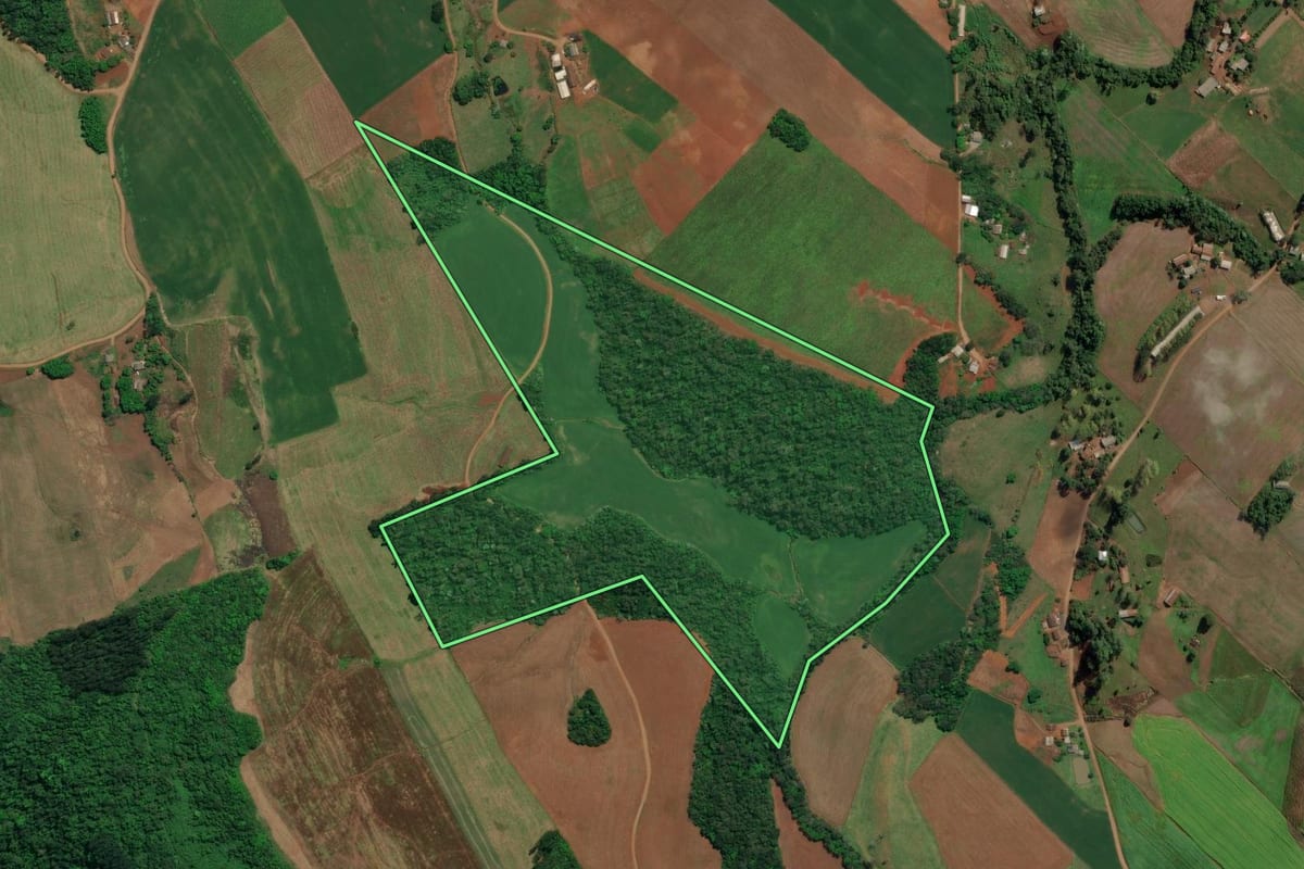 Imagem de satélite do imóvel rural em Iraceminha (SC), com o contorno declarado no CAR desenhado por cima.