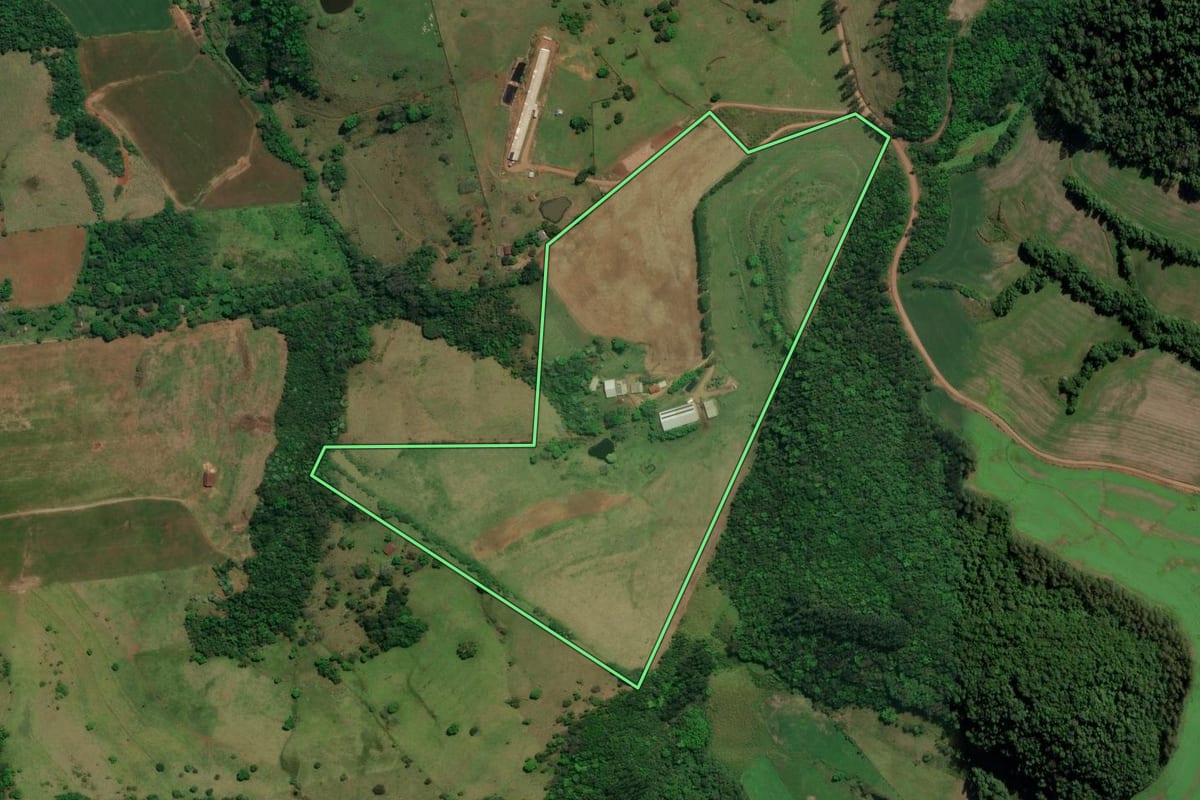 Imagem de satélite do imóvel rural em Iraceminha (SC), com o contorno declarado no CAR desenhado por cima.