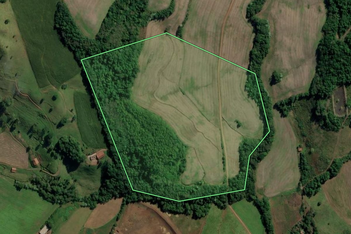 Imagem de satélite do imóvel rural em Iraceminha (SC), com o contorno declarado no CAR desenhado por cima.