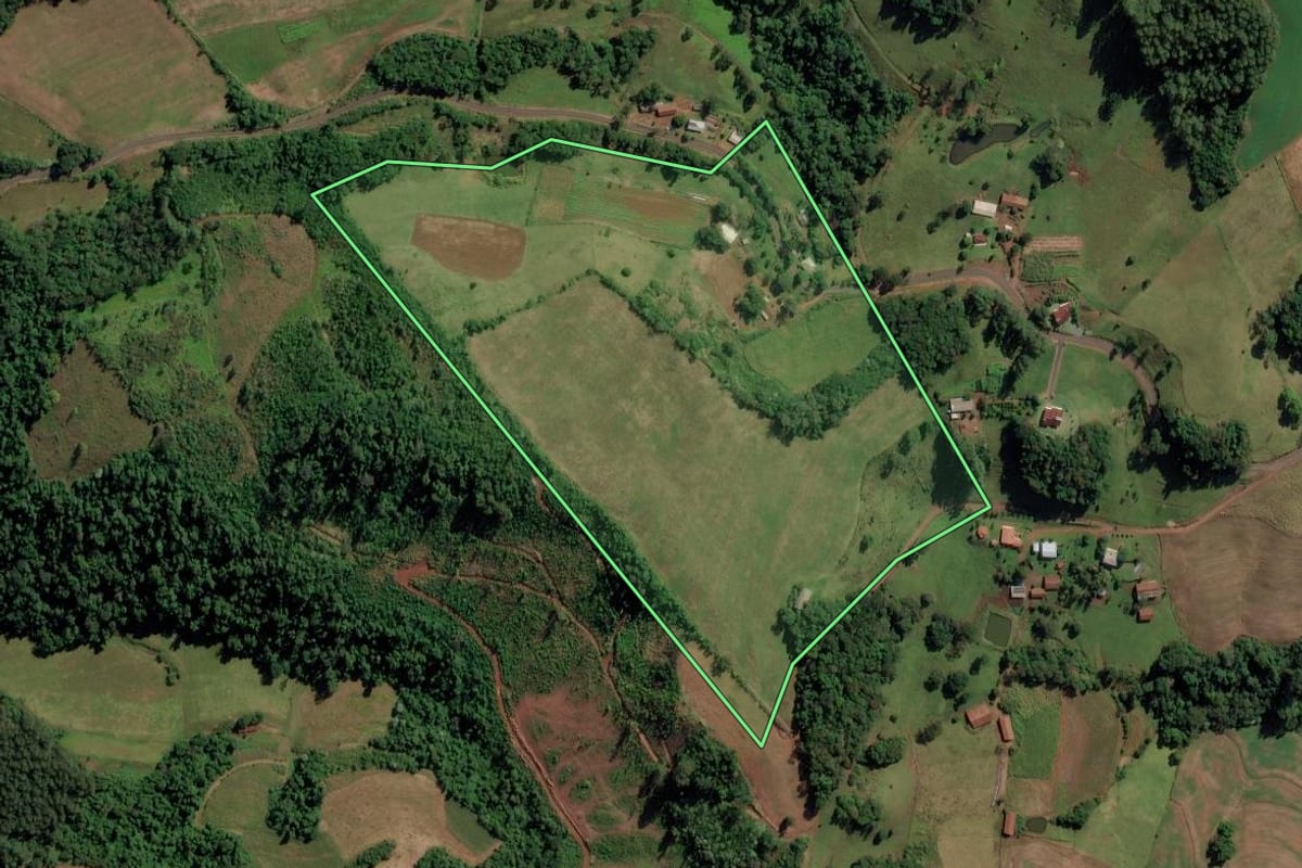 Imagem de satélite do imóvel rural em Iraceminha (SC), com o contorno declarado no CAR desenhado por cima.