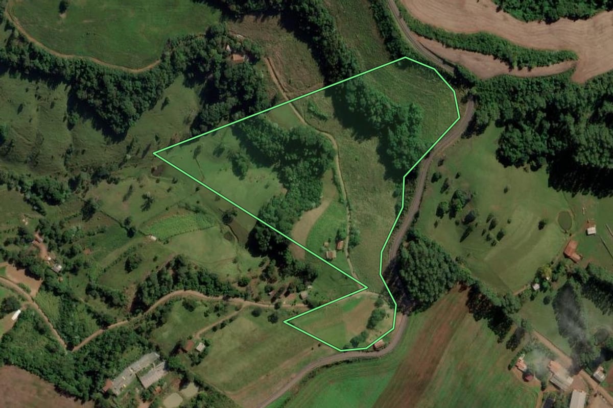 Imagem de satélite do imóvel rural em Iraceminha (SC), com o contorno declarado no CAR desenhado por cima.
