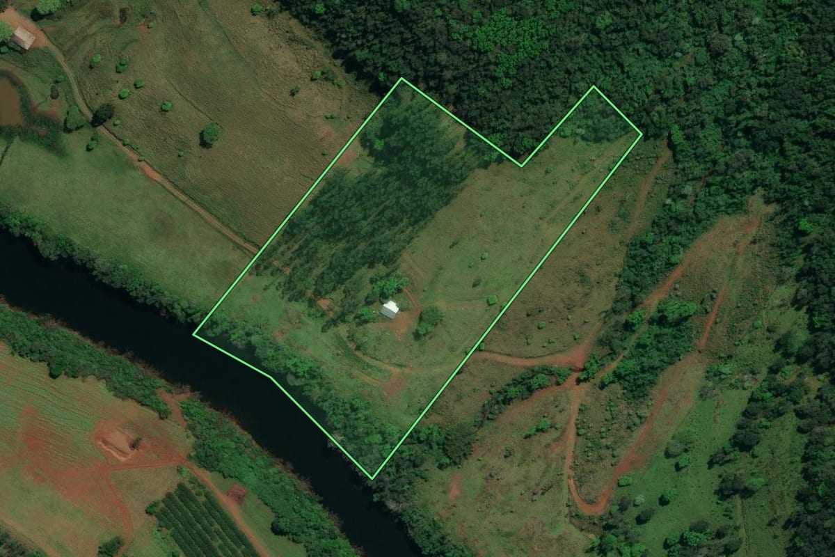 Imagem de satélite do imóvel rural em Iraceminha (SC), com o contorno declarado no CAR desenhado por cima.