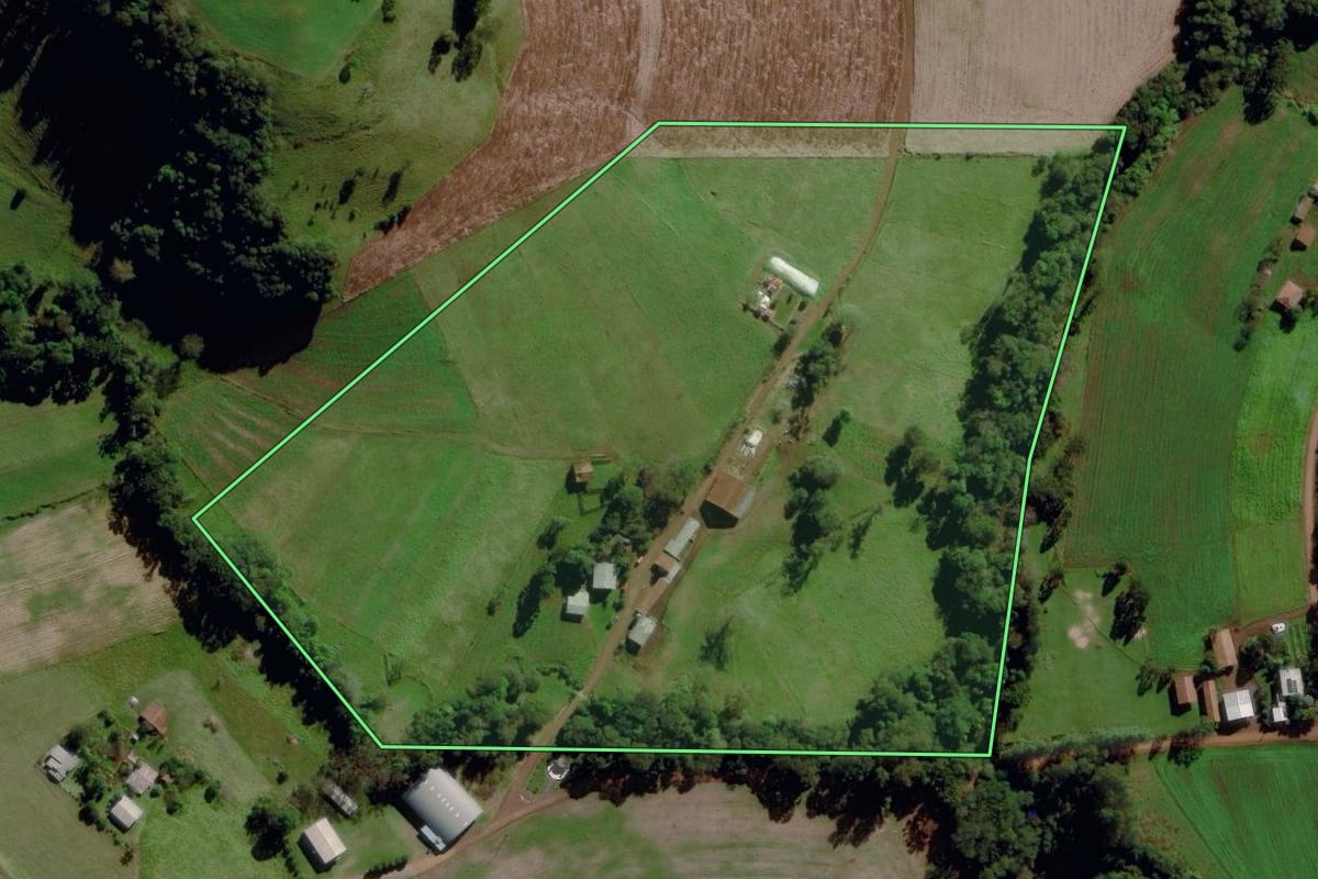 Imagem de satélite do imóvel rural em Iraceminha (SC), com o contorno declarado no CAR desenhado por cima.