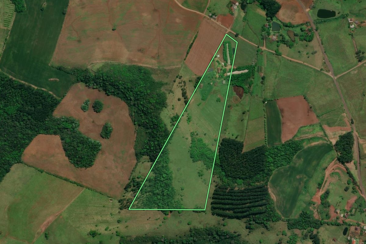 Imagem de satélite do imóvel rural em Iraceminha (SC), com o contorno declarado no CAR desenhado por cima.