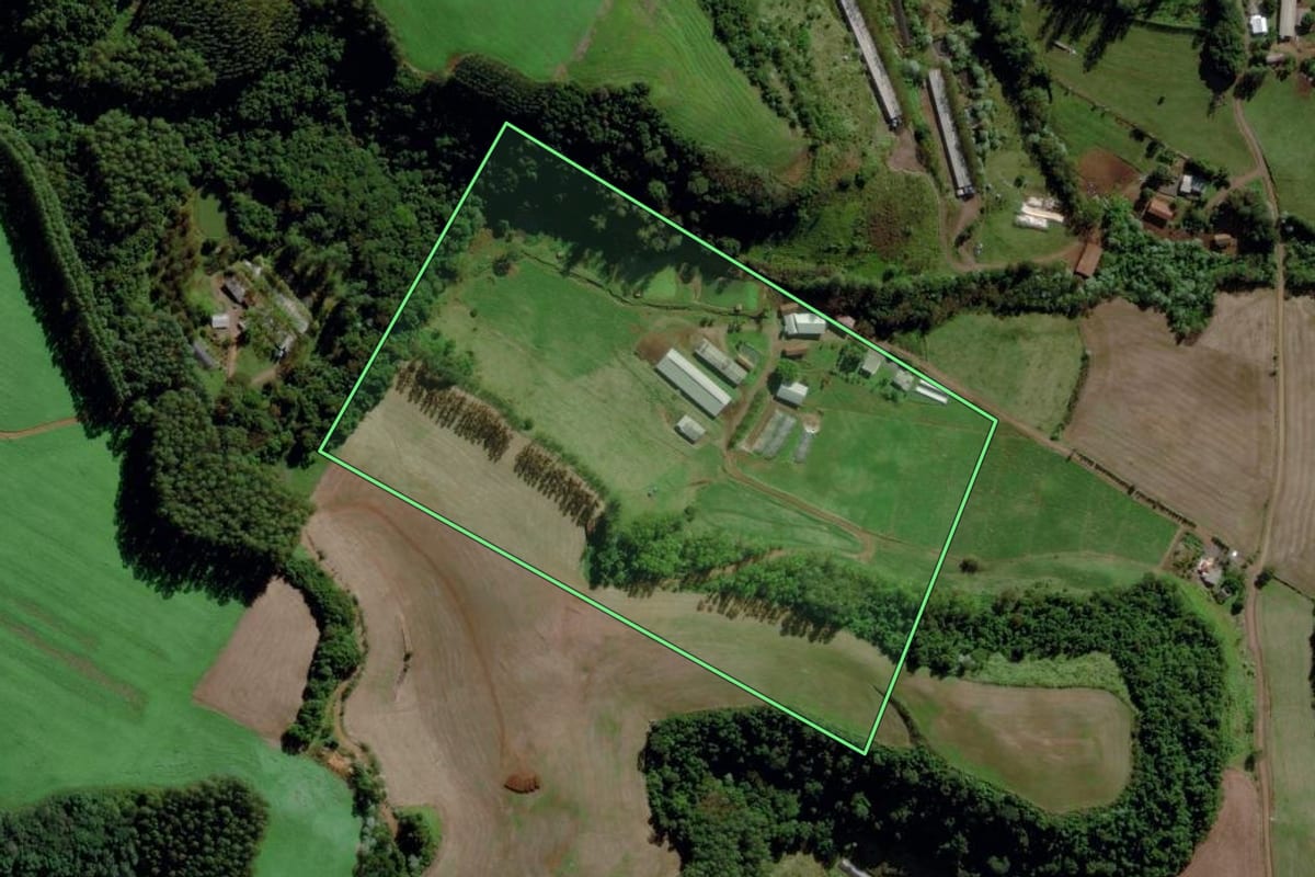 Imagem de satélite do imóvel rural em Iraceminha (SC), com o contorno declarado no CAR desenhado por cima.