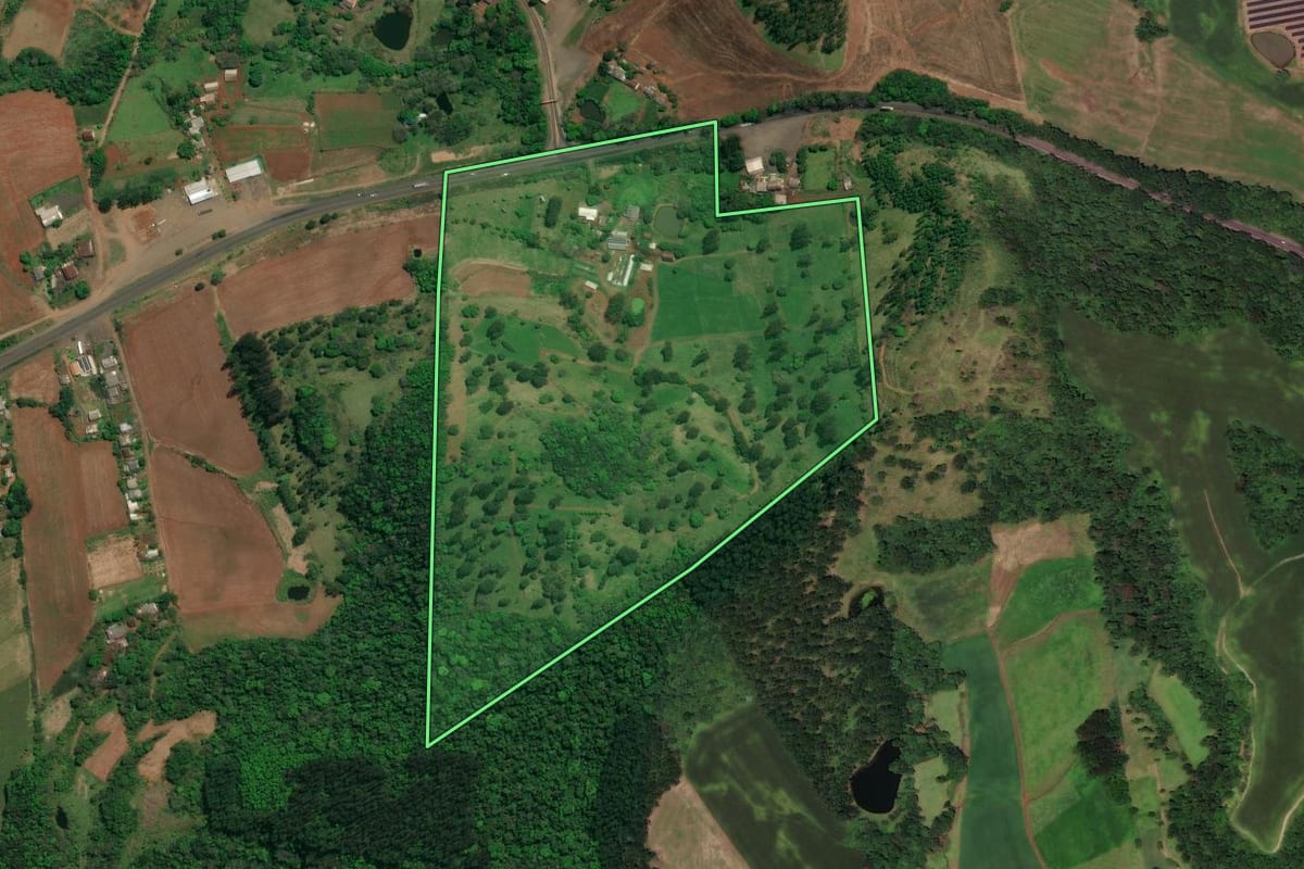 Imagem de satélite do imóvel rural em Iraceminha (SC), com o contorno declarado no CAR desenhado por cima.