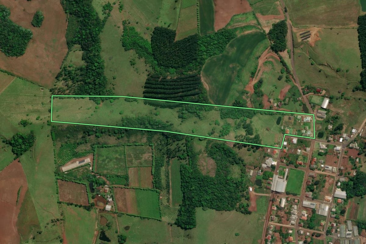 Imagem de satélite do imóvel rural em Iraceminha (SC), com o contorno declarado no CAR desenhado por cima.