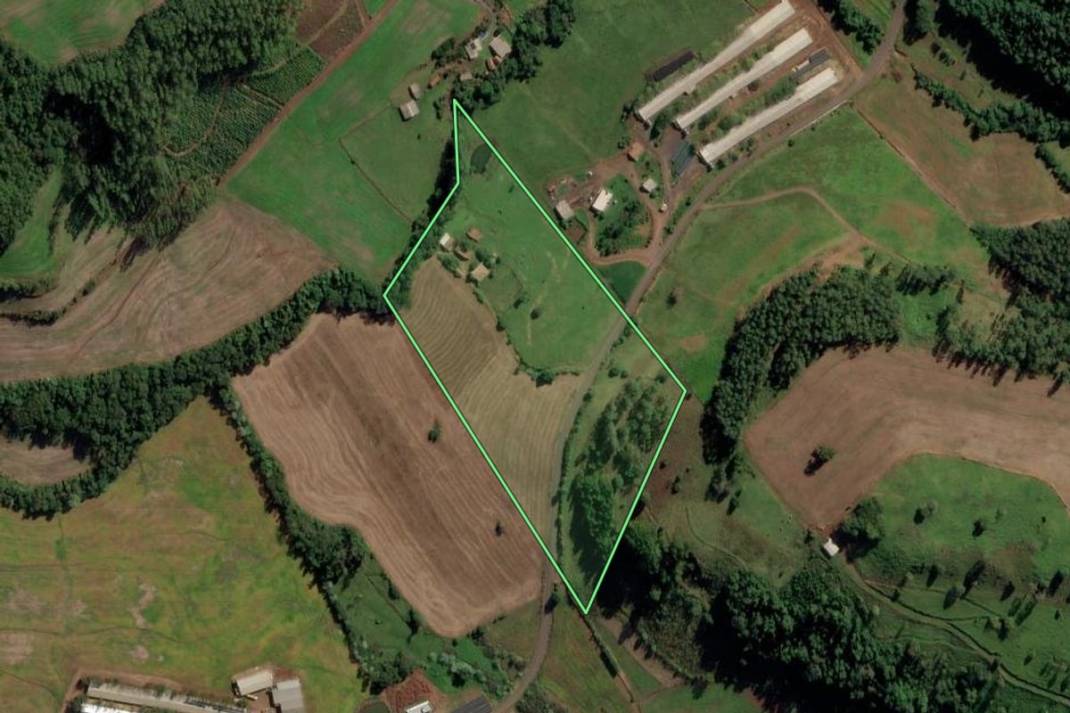 Imagem de satélite do imóvel rural em Iraceminha (SC), com o contorno declarado no CAR desenhado por cima.