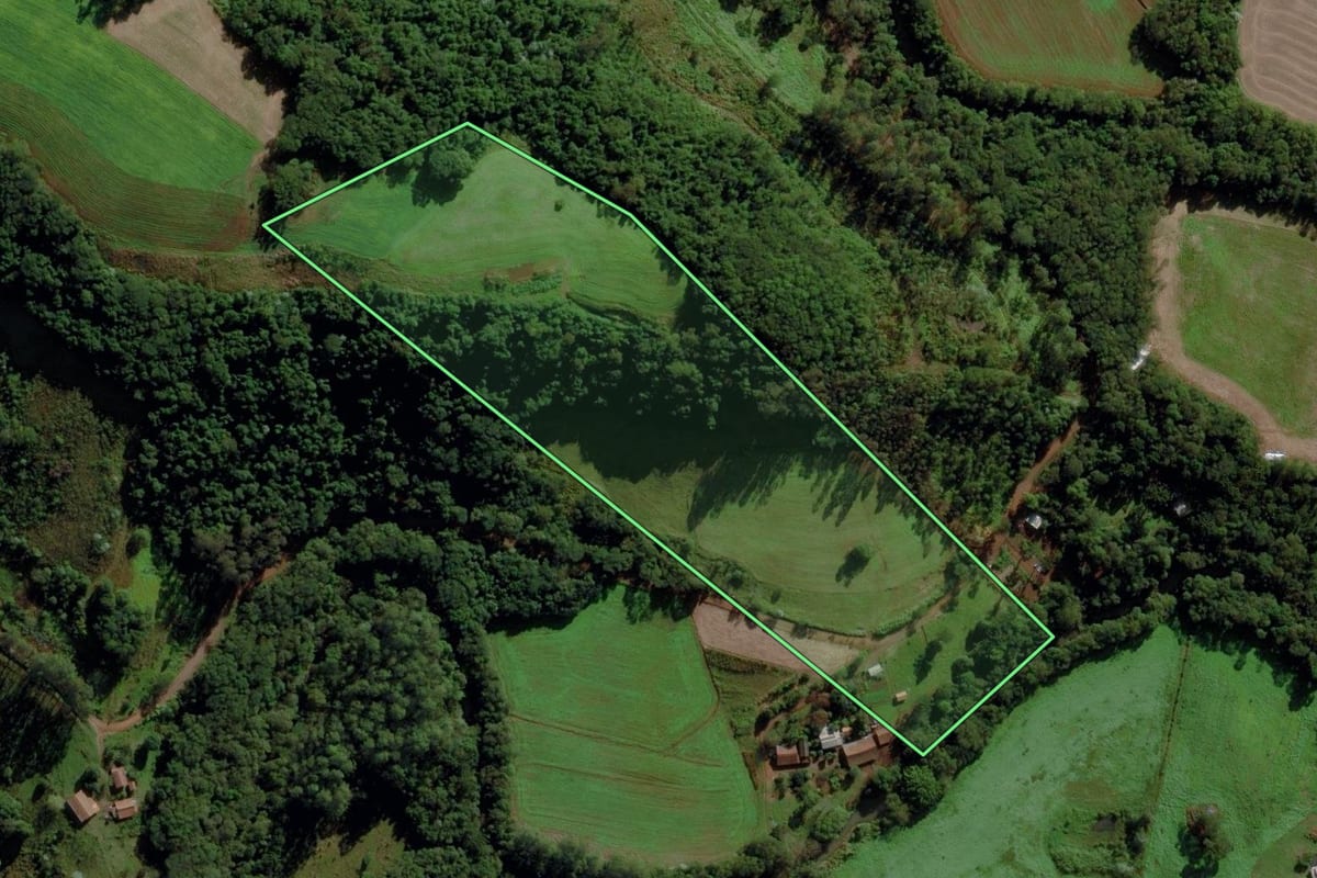 Imagem de satélite do imóvel rural em Iraceminha (SC), com o contorno declarado no CAR desenhado por cima.