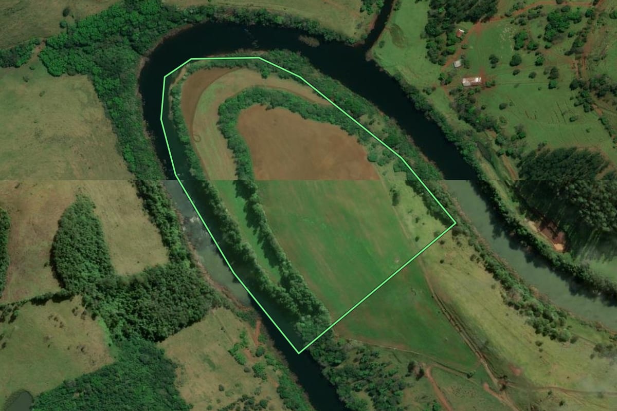Imagem de satélite do imóvel rural em Iraceminha (SC), com o contorno declarado no CAR desenhado por cima.