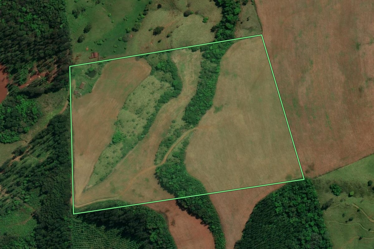 Imagem de satélite do imóvel rural em Iraceminha (SC), com o contorno declarado no CAR desenhado por cima.