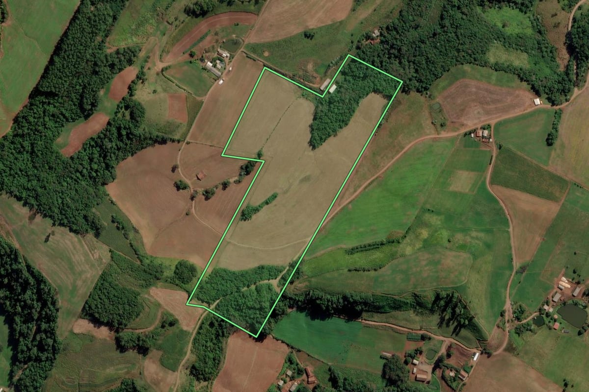 Imagem de satélite do imóvel rural em Iraceminha (SC), com o contorno declarado no CAR desenhado por cima.