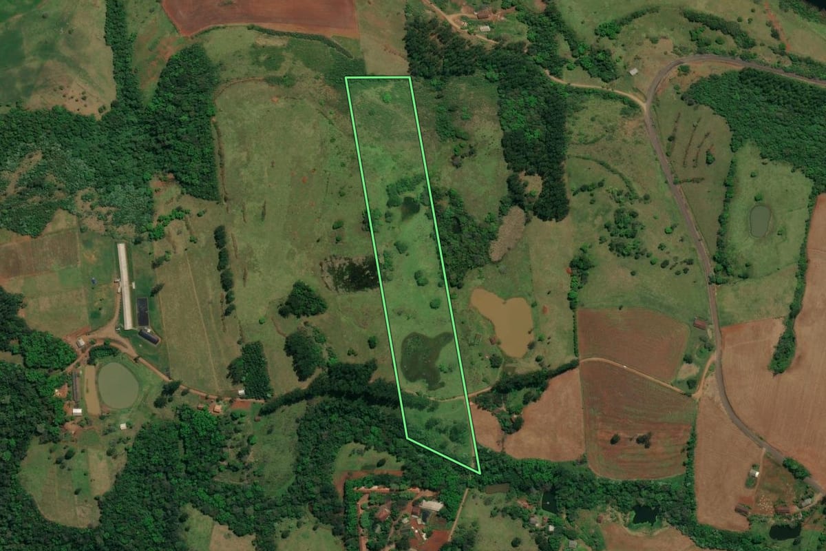 Imagem de satélite do imóvel rural em Iraceminha (SC), com o contorno declarado no CAR desenhado por cima.