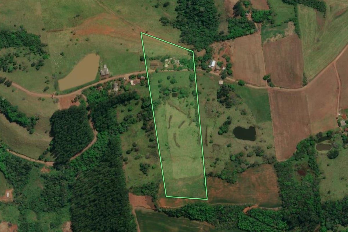 Imagem de satélite do imóvel rural em Iraceminha (SC), com o contorno declarado no CAR desenhado por cima.