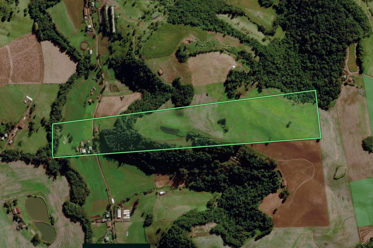 Imagem de satélite do imóvel rural em Iraceminha (SC), com o contorno declarado no CAR desenhado por cima.