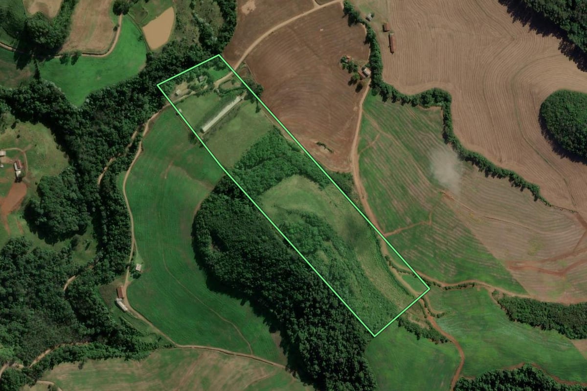 Imagem de satélite do imóvel rural em Iraceminha (SC), com o contorno declarado no CAR desenhado por cima.