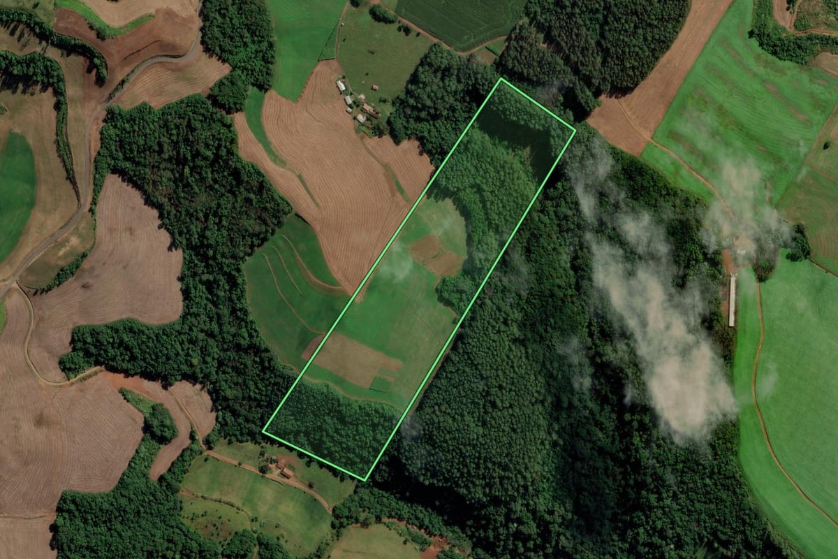 Imagem de satélite do imóvel rural em Iraceminha (SC), com o contorno declarado no CAR desenhado por cima.