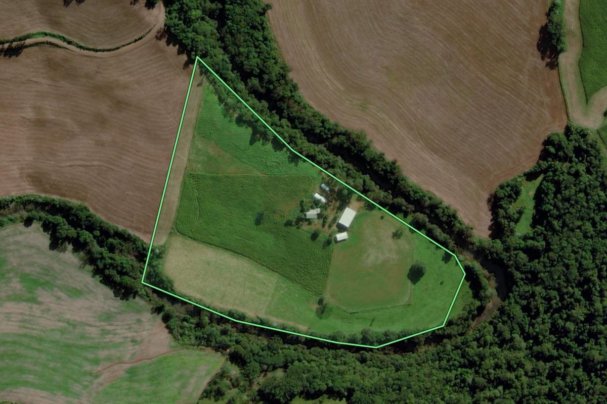 Imagem de satélite do imóvel rural em Iraceminha (SC), com o contorno declarado no CAR desenhado por cima.