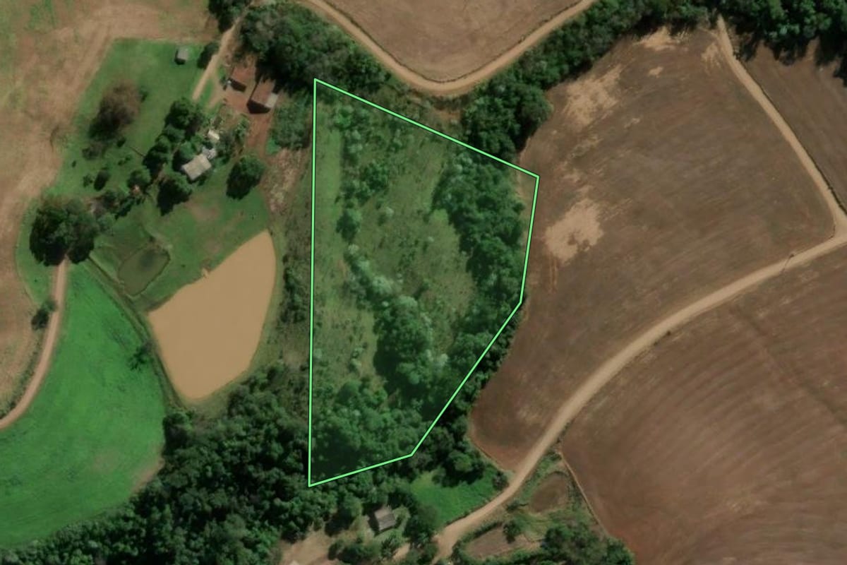 Imagem de satélite do imóvel rural em Iraceminha (SC), com o contorno declarado no CAR desenhado por cima.